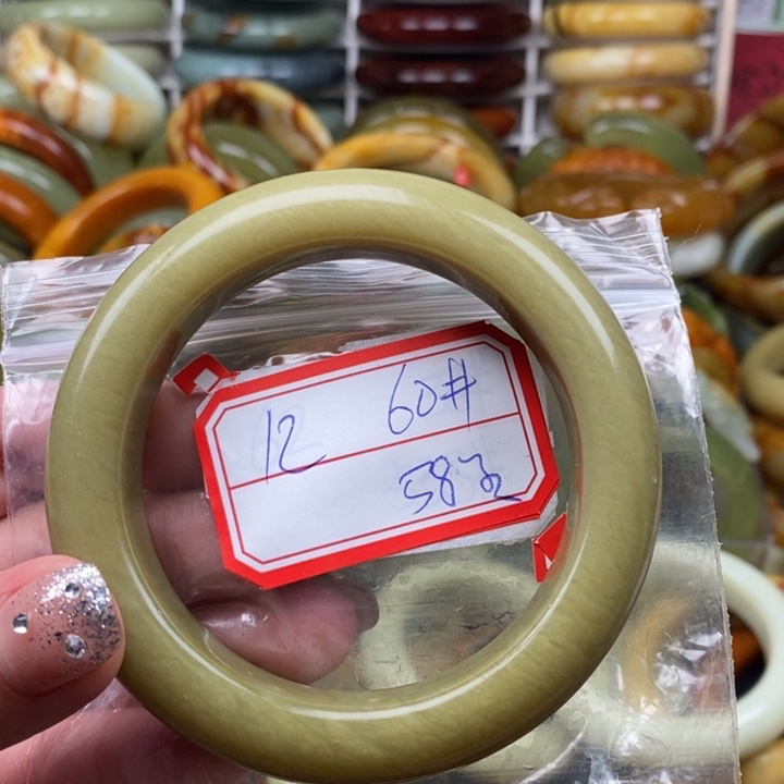 蛇纹石玉颈饰未镶嵌