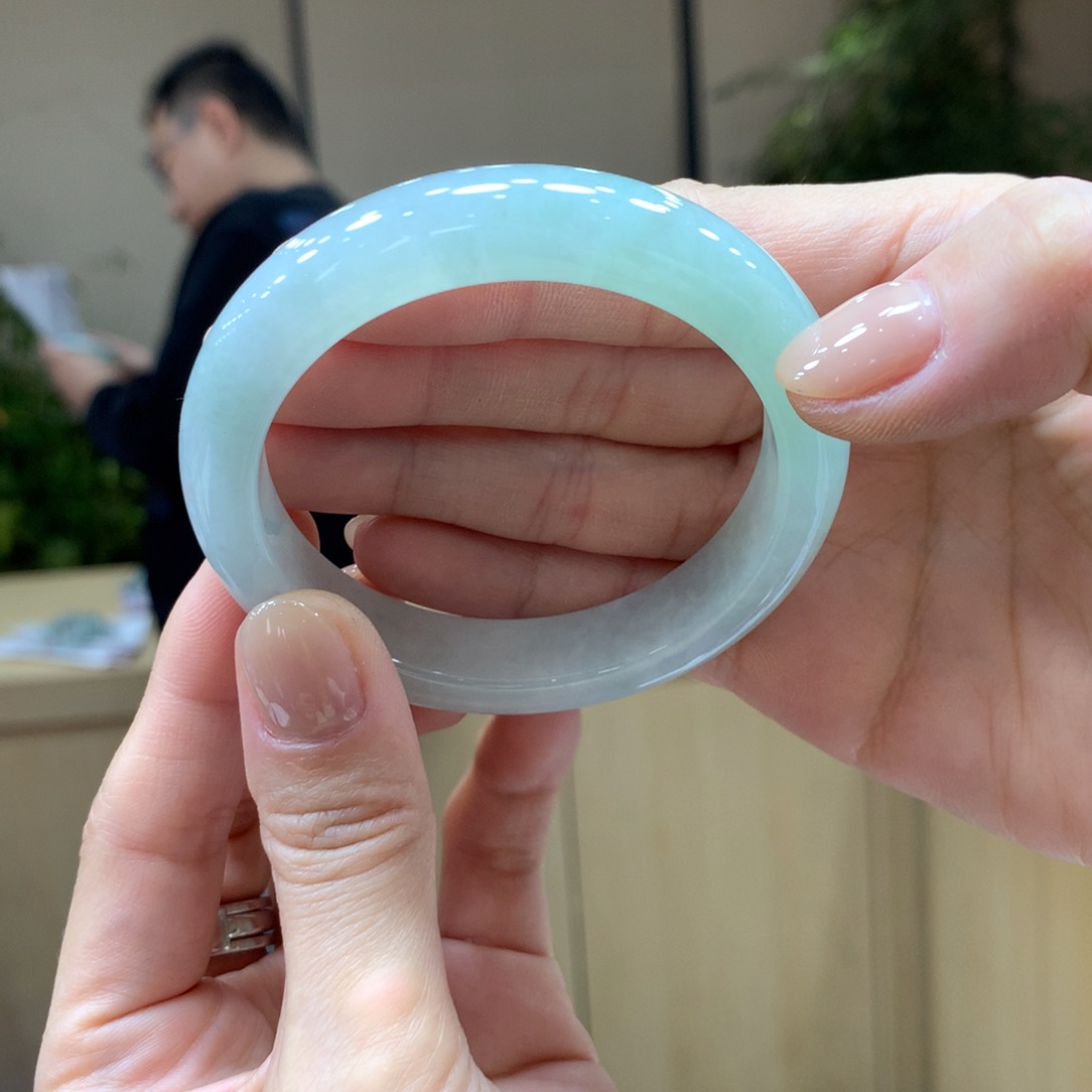 翡翠手镯未镶嵌不退不换