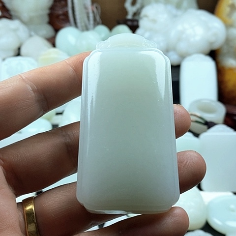 颈饰未镶嵌和田玉（白玉）