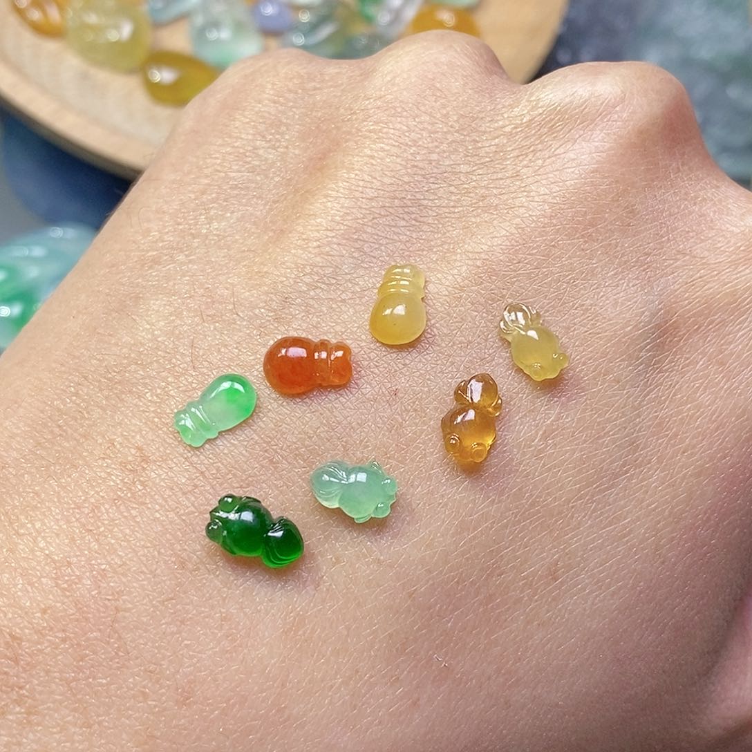 翡翠颈饰未镶嵌小*7翡翠