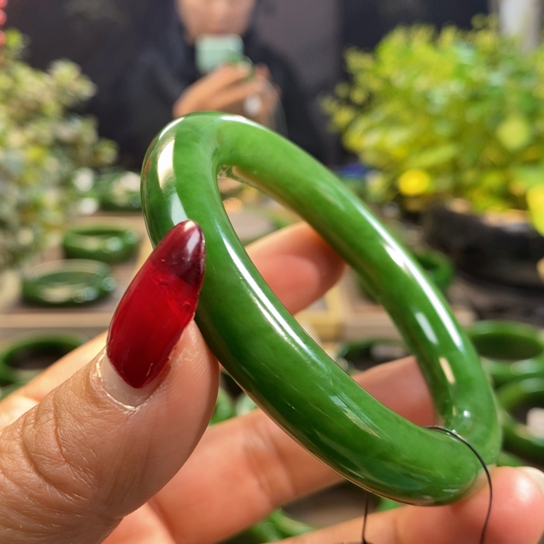 和田玉（碧玉）手镯未镶嵌有***。