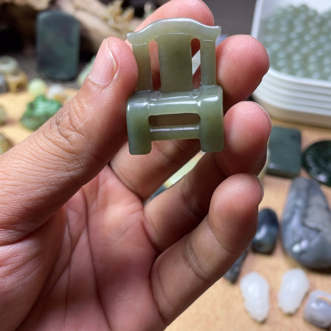 有***范和田玉未镶嵌颈饰