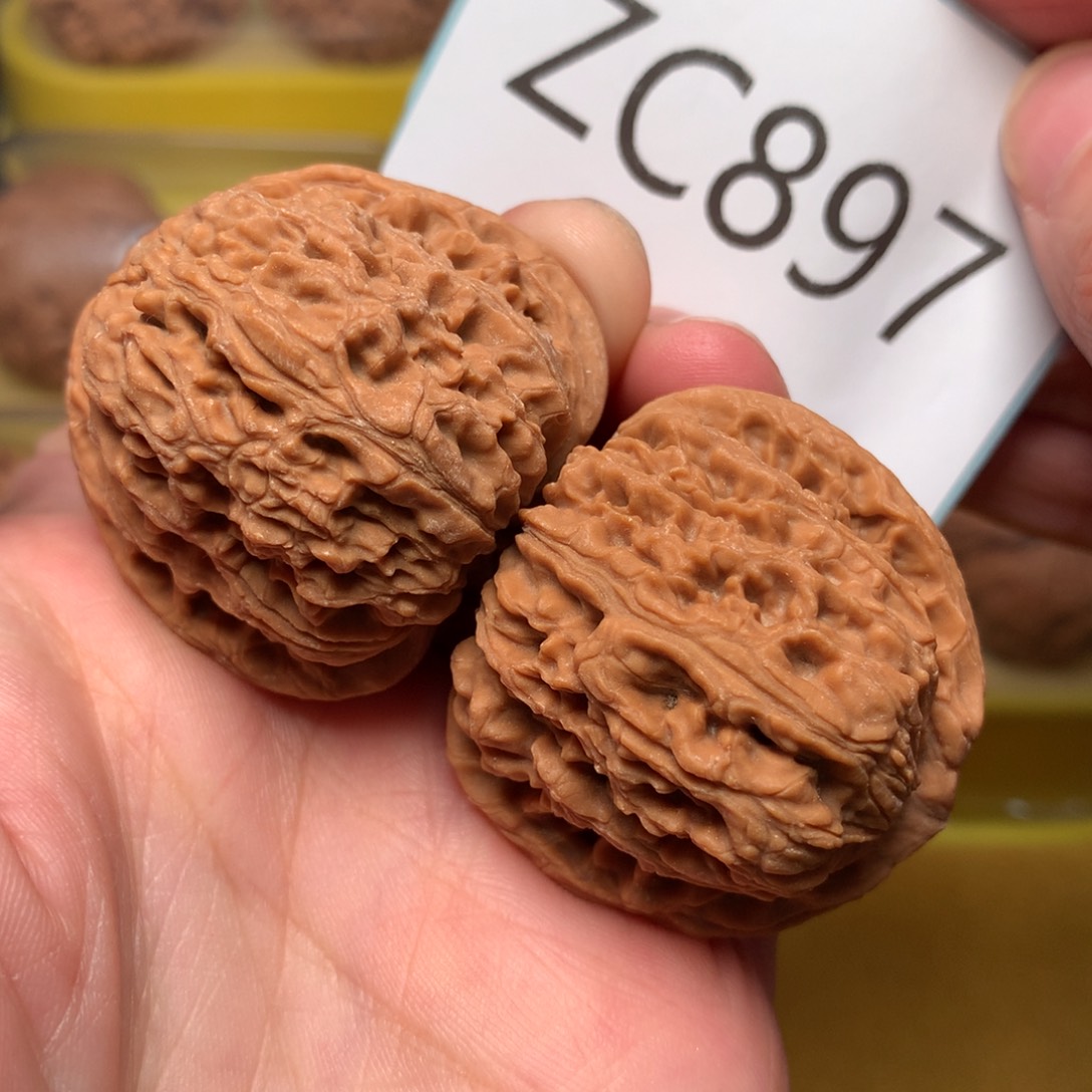 文玩核桃把件红皮南疆石39