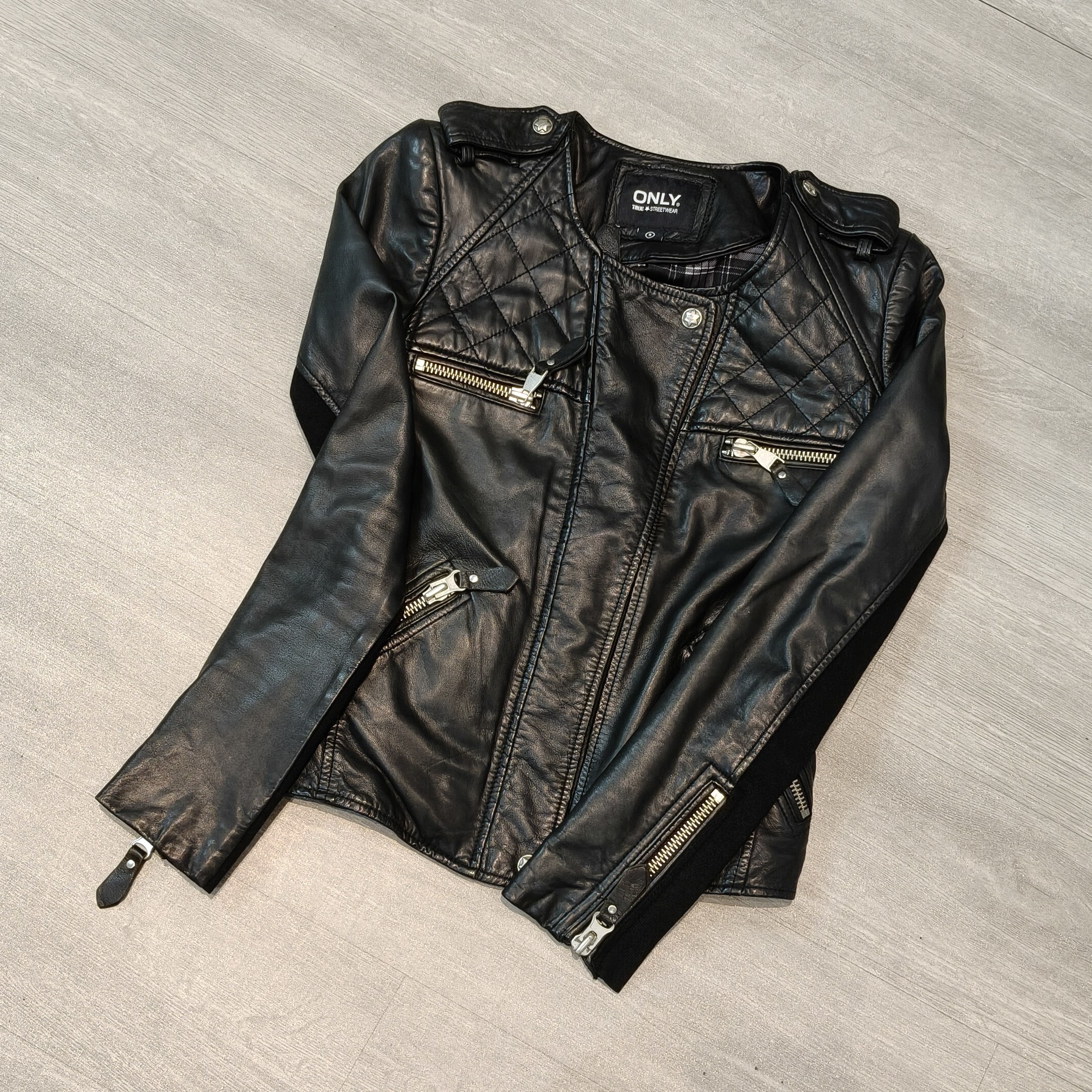 圆领菱格前四口袋（样衣默认瑕疵）星星纽扣皮衣-果梓401