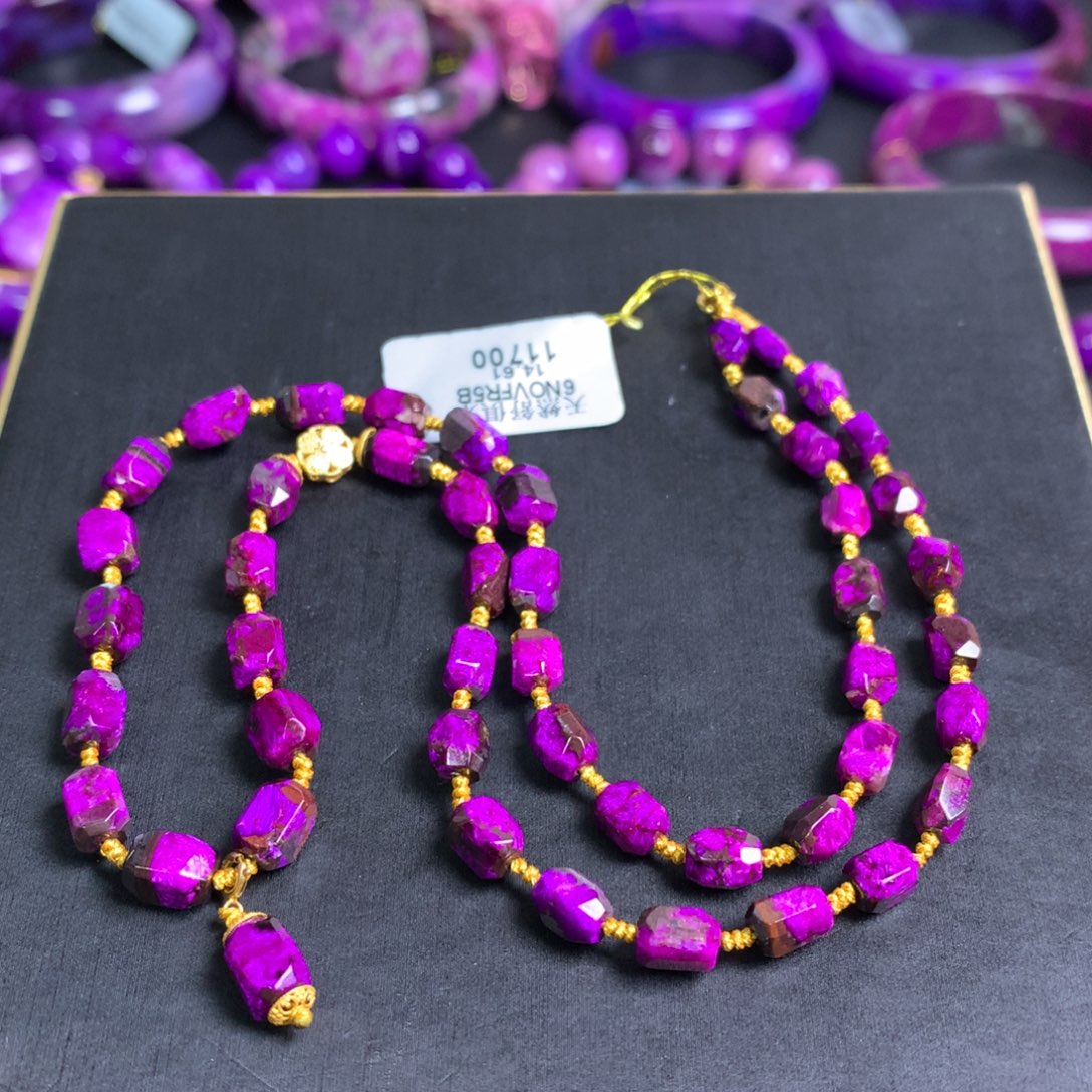 苏纪石（舒俱来）18K金镶嵌桃红丝绒项链