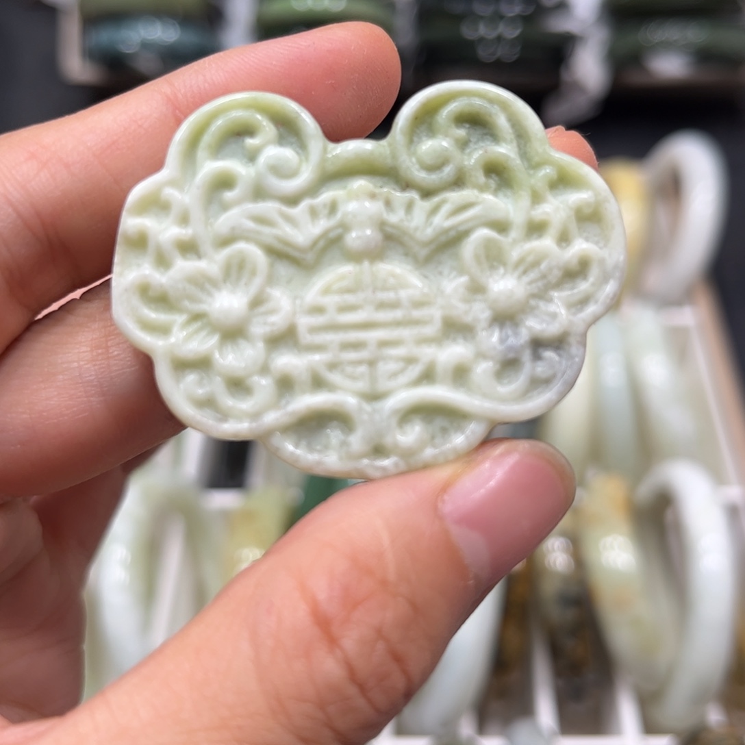 蛇纹石玉未镶嵌颈饰