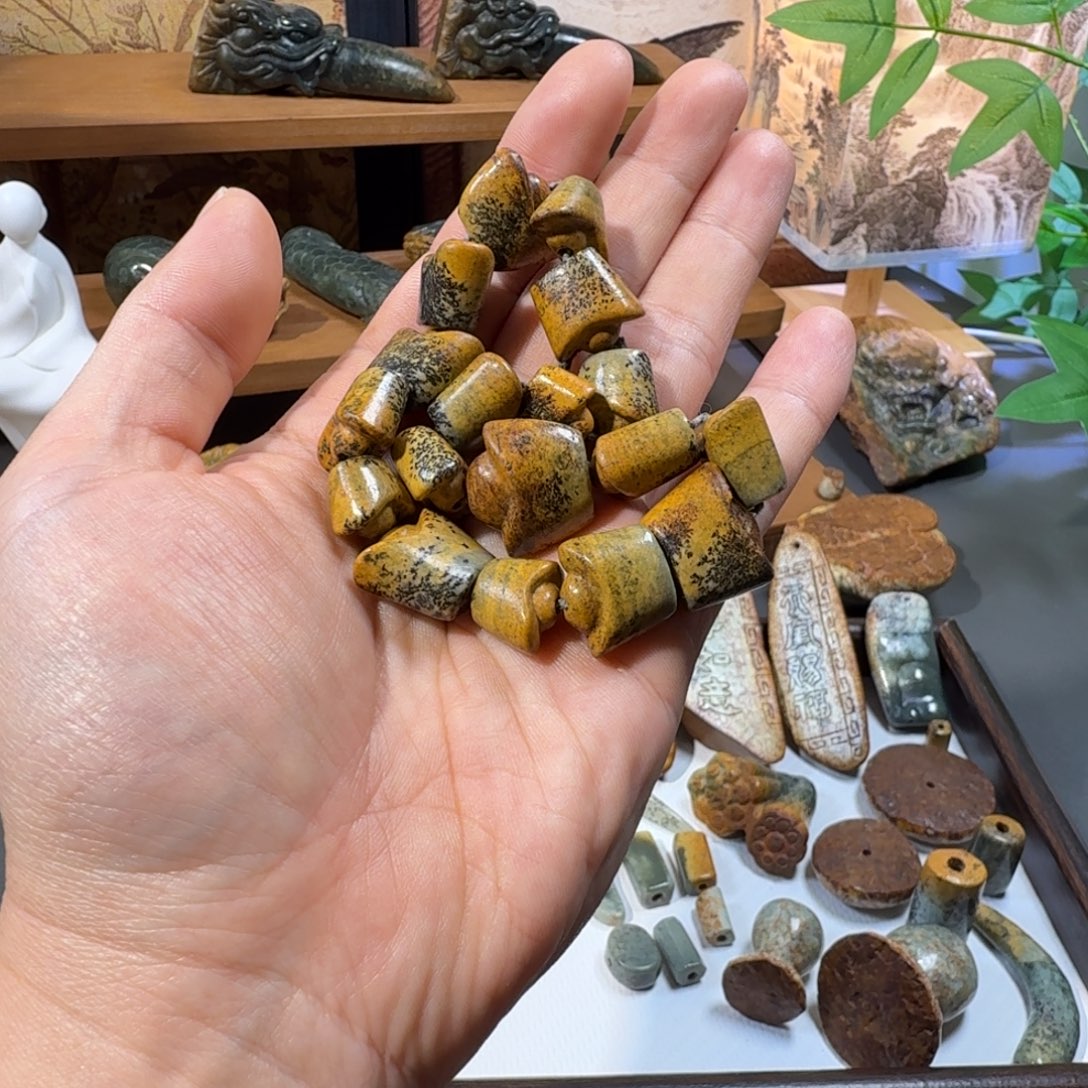 何***两岫岩河磨玉（透闪石质玉）未镶嵌手链