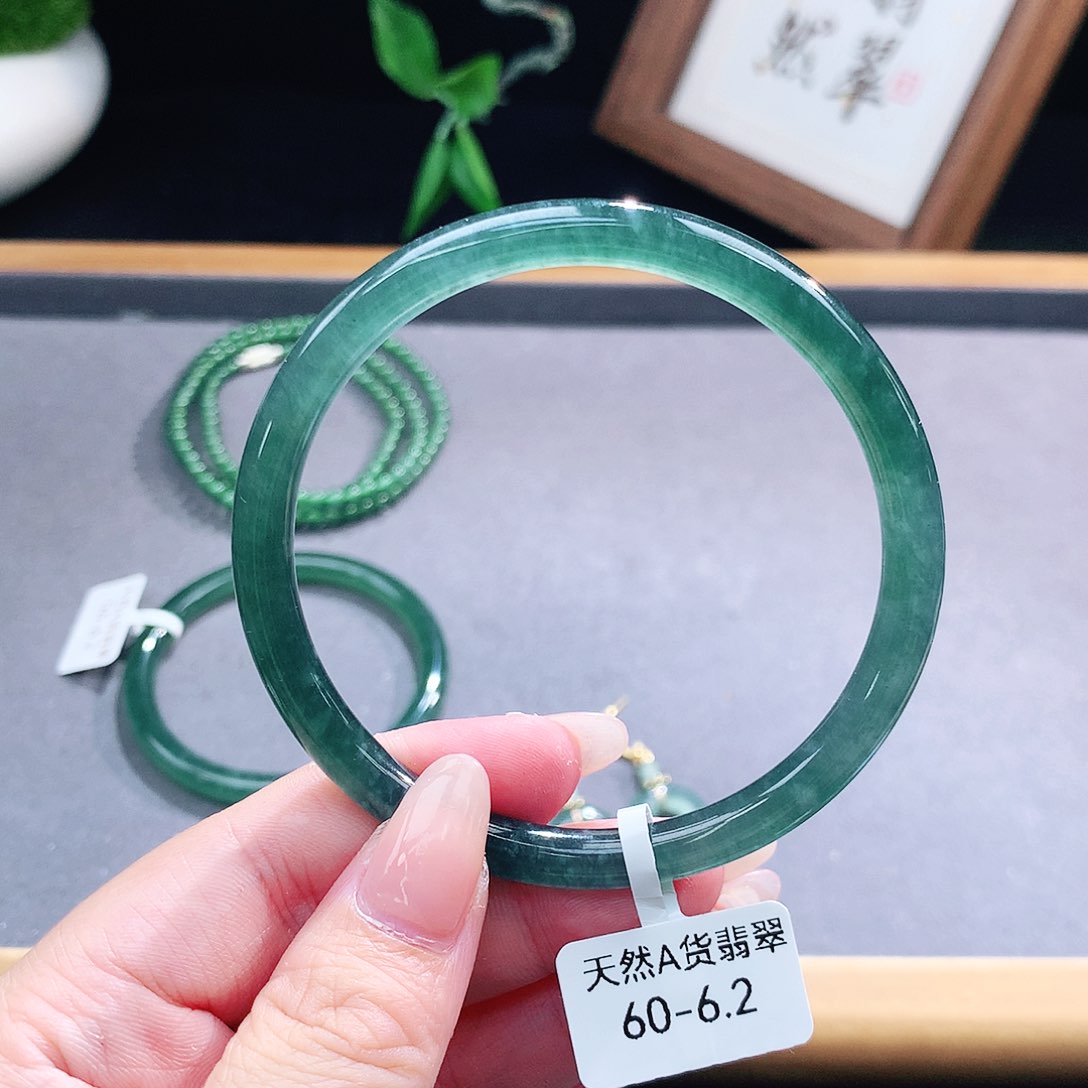 翡翠手镯（圆镯）未镶嵌