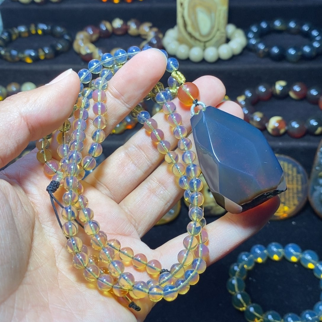 琥珀珠宝奇石未镶嵌路*人