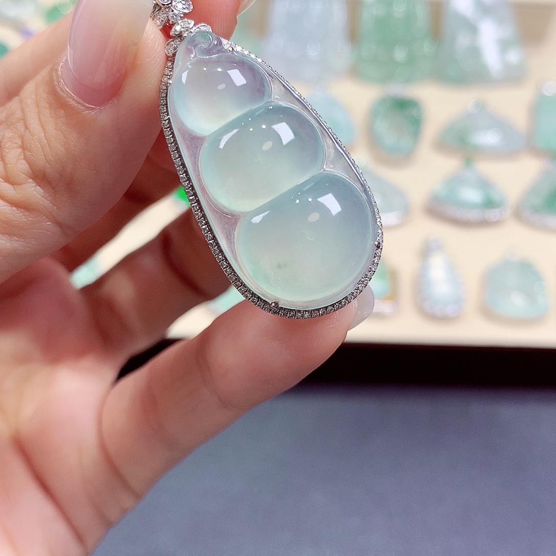 翡翠18K金镶嵌颈饰翡翠