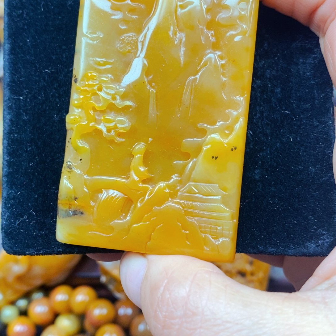 未镶嵌石英质玉（黄龙玉）颈饰