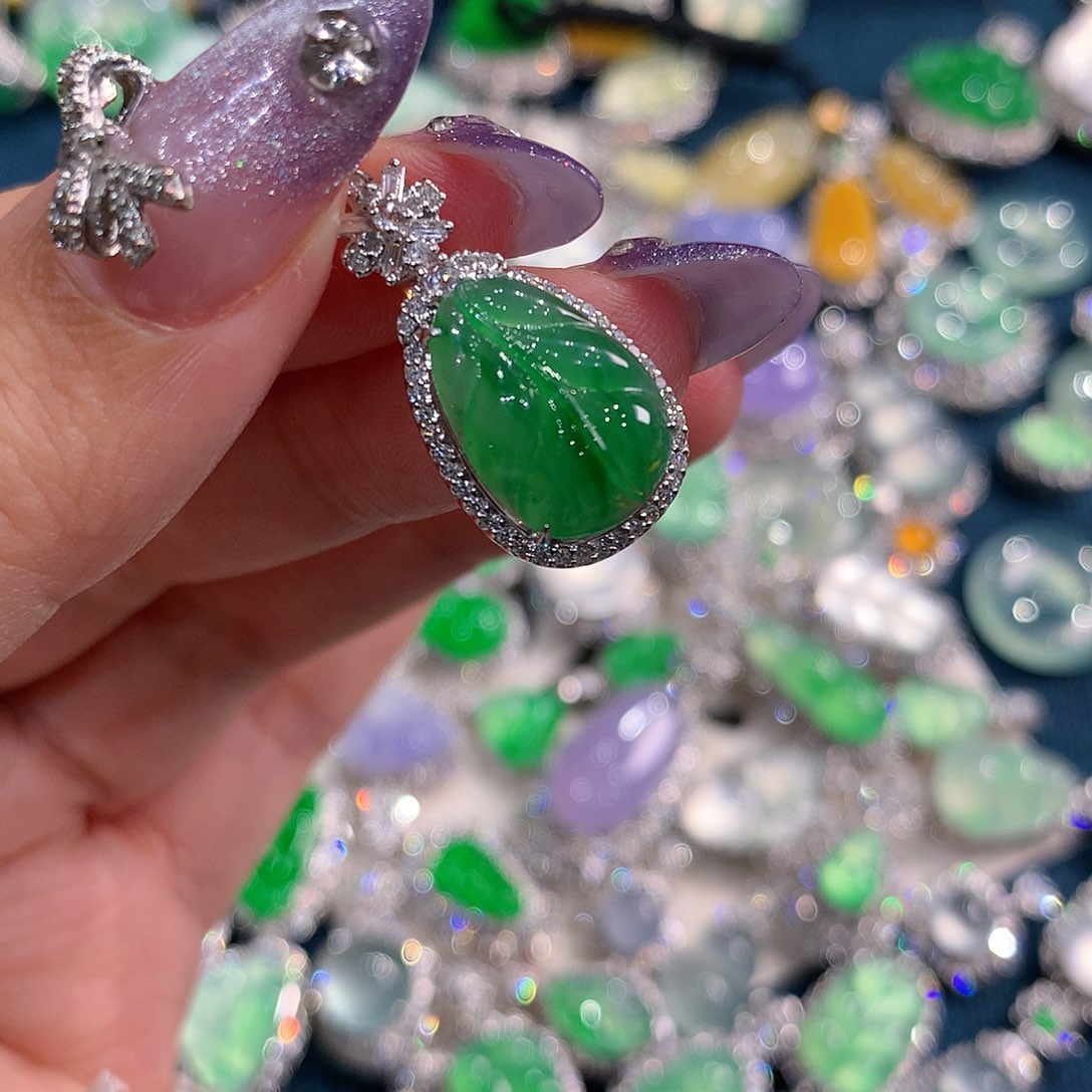 翡翠颈饰18K金镶嵌叶子