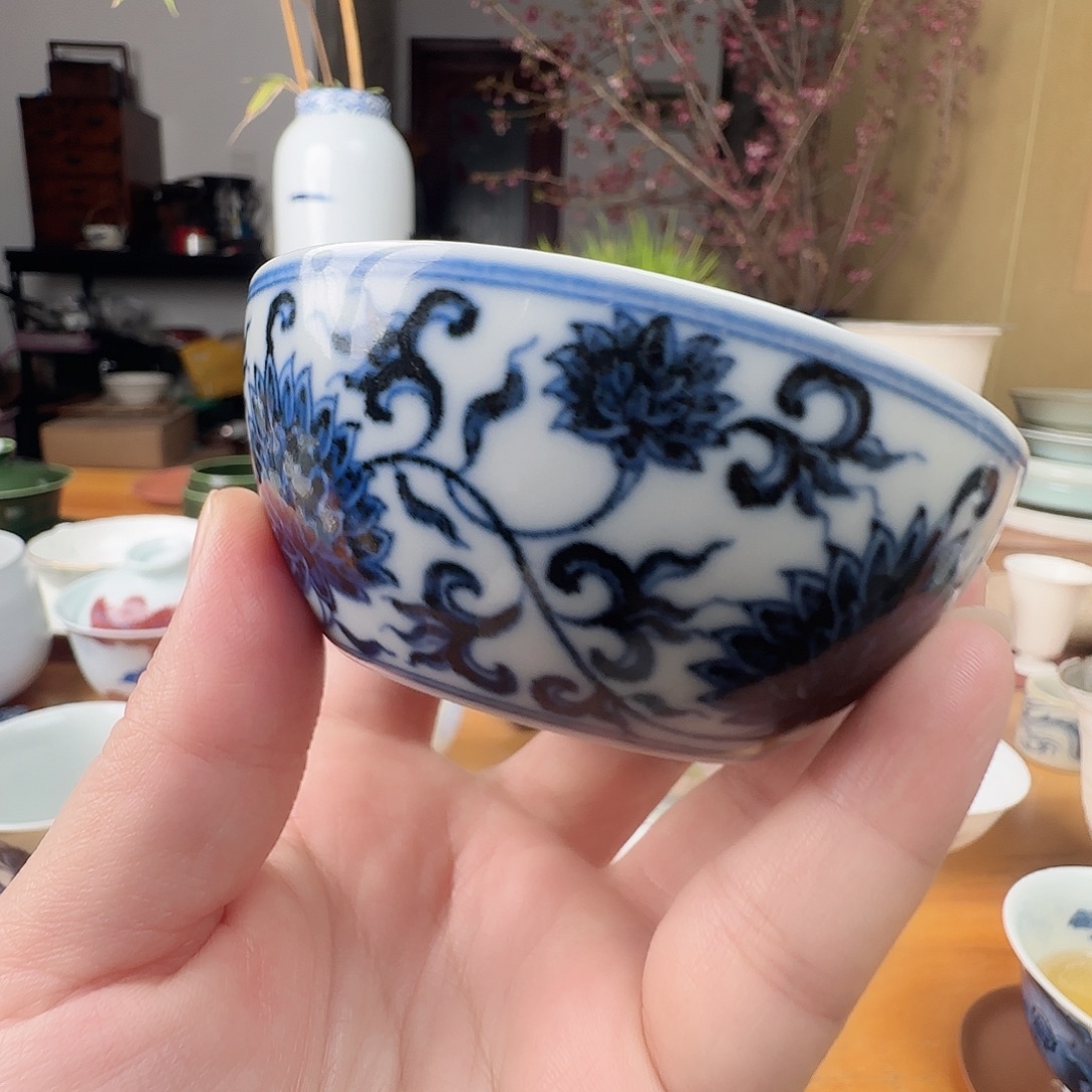 摆件陶缠枝莲青花卧zh足