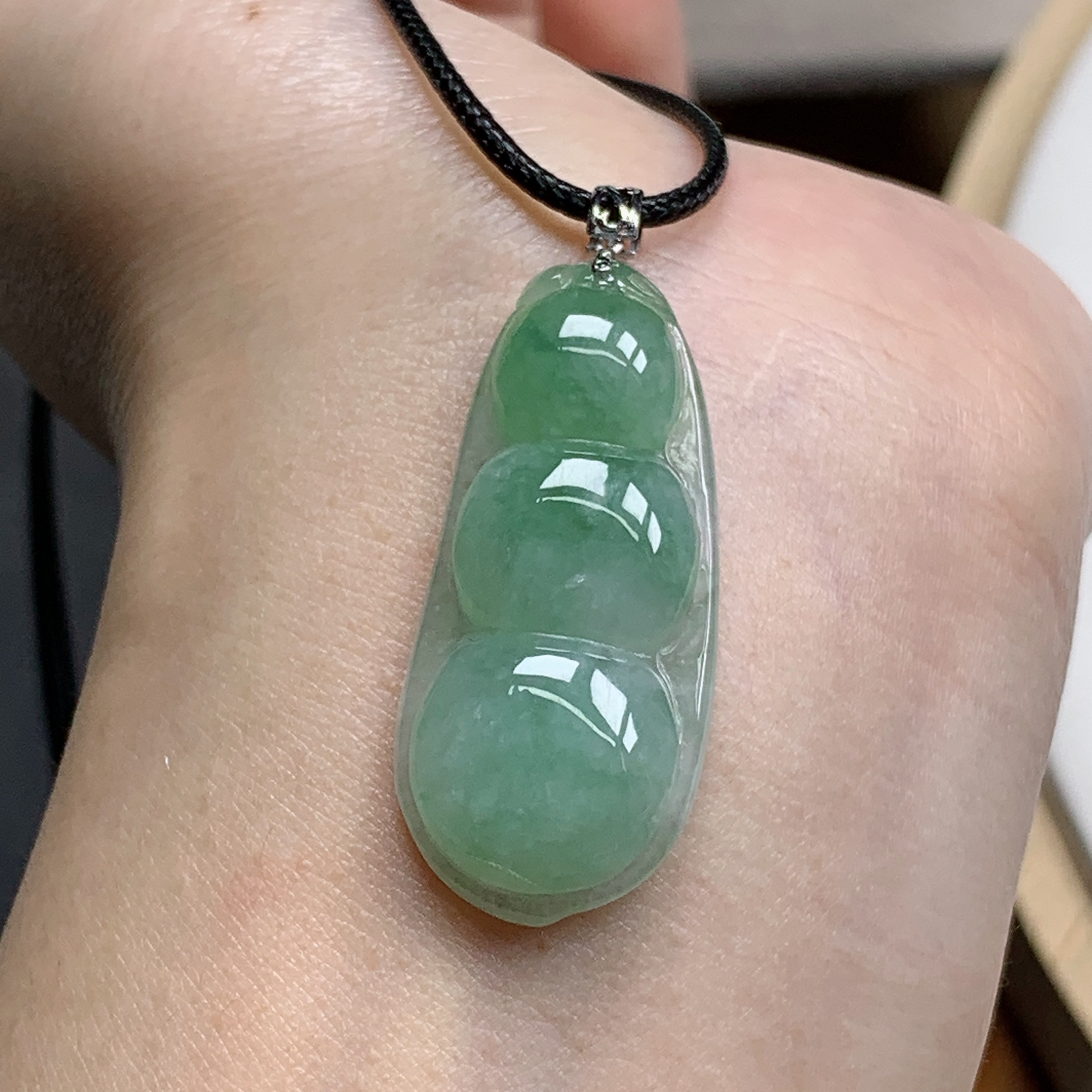 缅甸天然A货翡翠18K金扣头镶嵌冰飘绿福豆吊坠