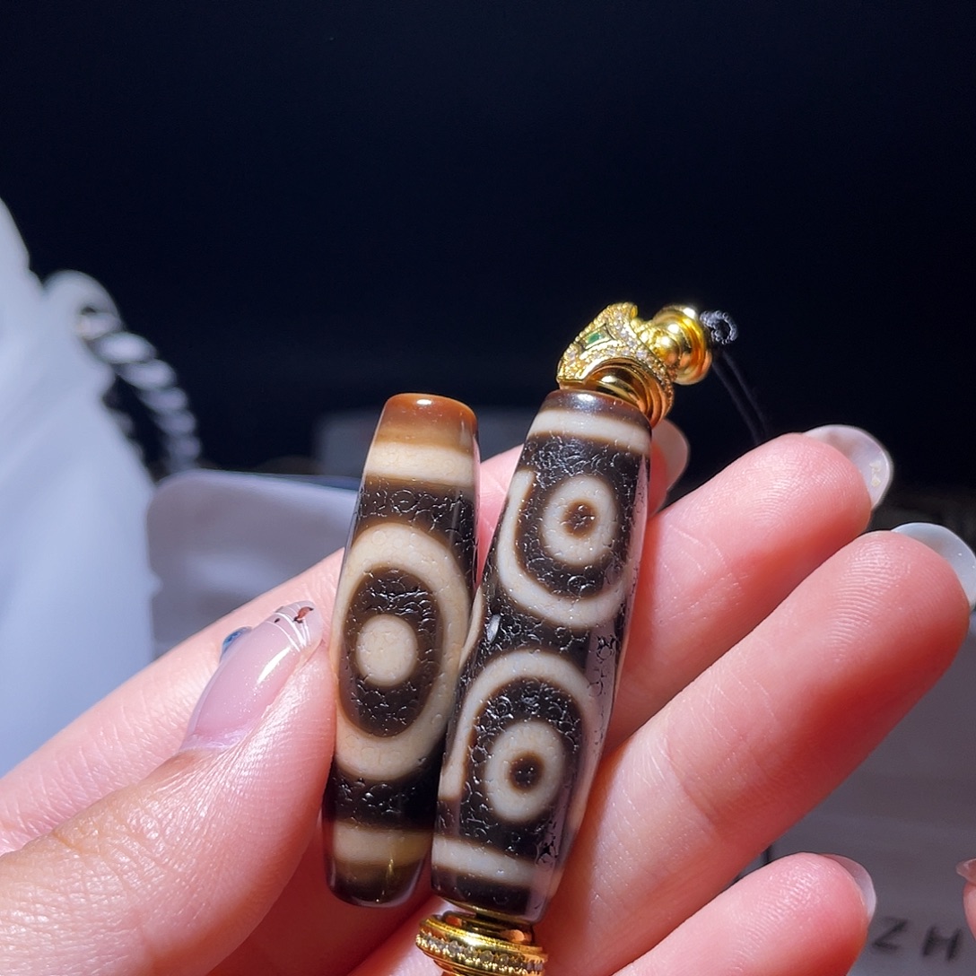 玛瑙/玉髓未镶嵌颈饰不退不换，两颗珠子一颗星辰一眼一颗十字六眼