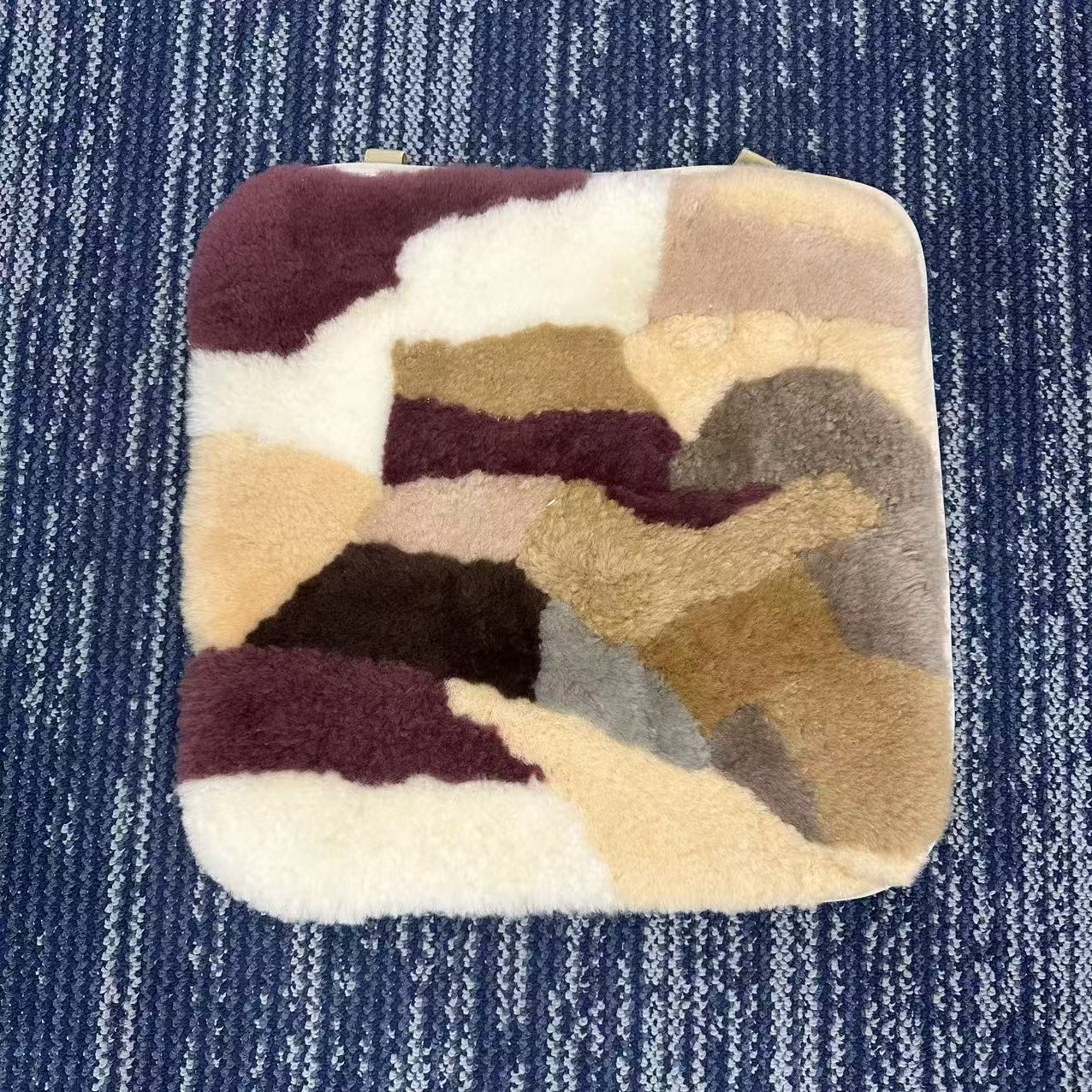 包边-拼皮澳洲纯羊毛皮毛一体小方垫，颜色随机， 