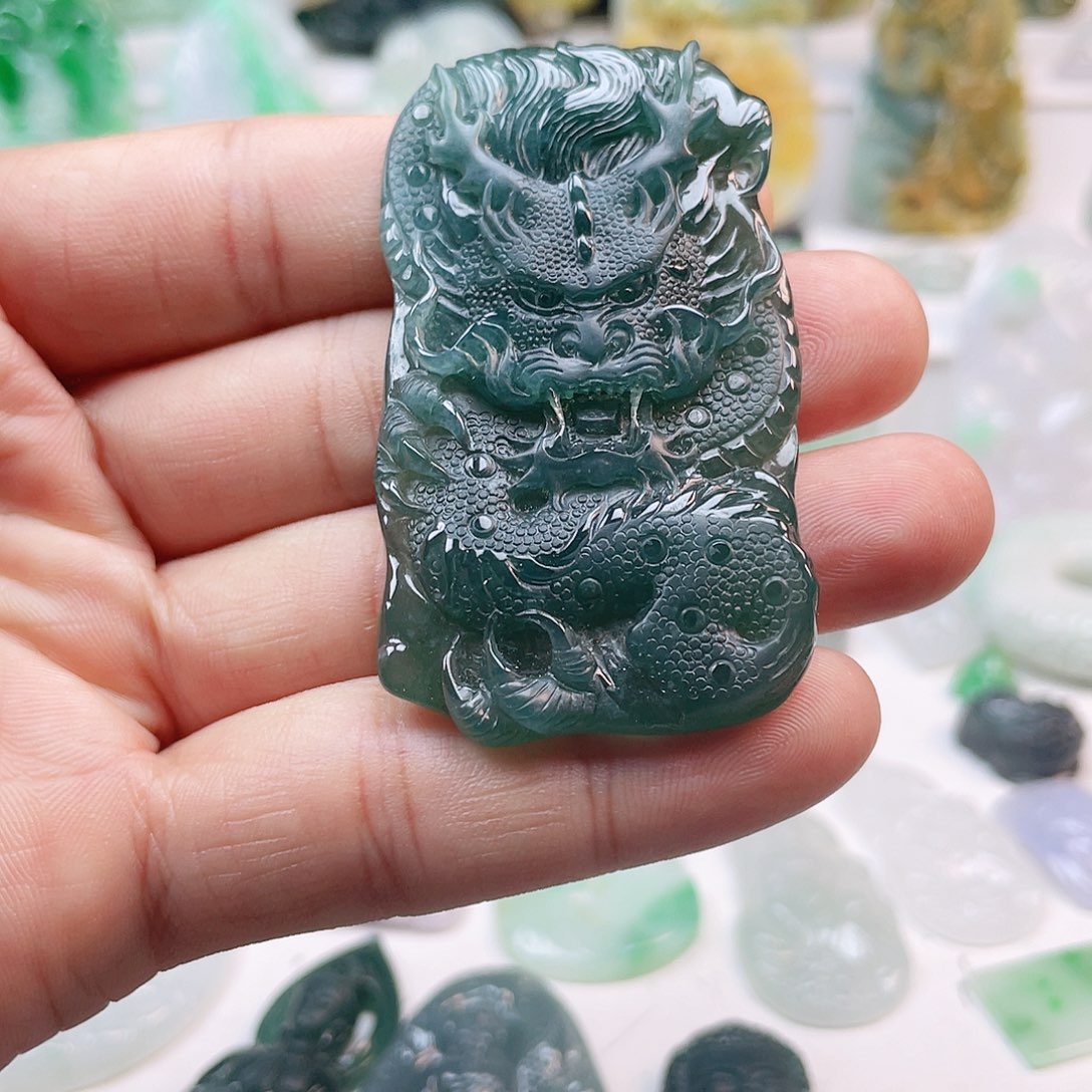 翡翠颈饰未镶嵌龙