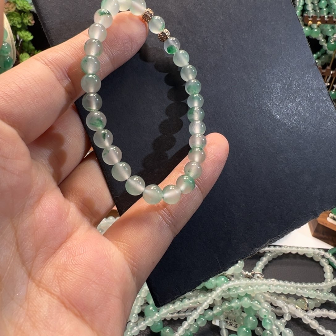 凌****未镶嵌手串石英质玉