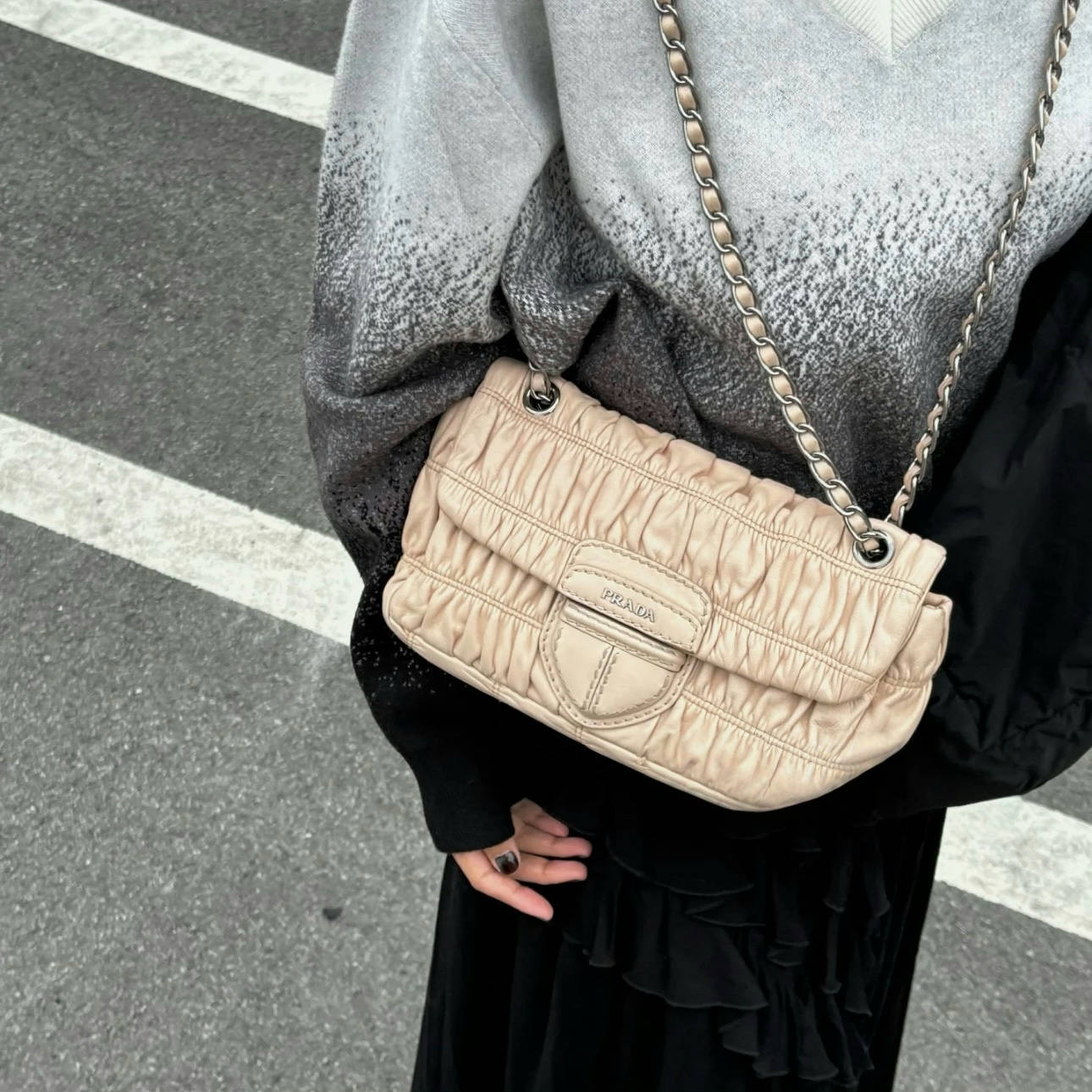 95新 Prada/普拉达 奶茶色猪鼻扣褶皱流浪包