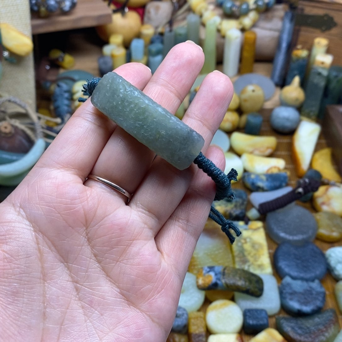 未镶嵌蛇纹石玉颈饰