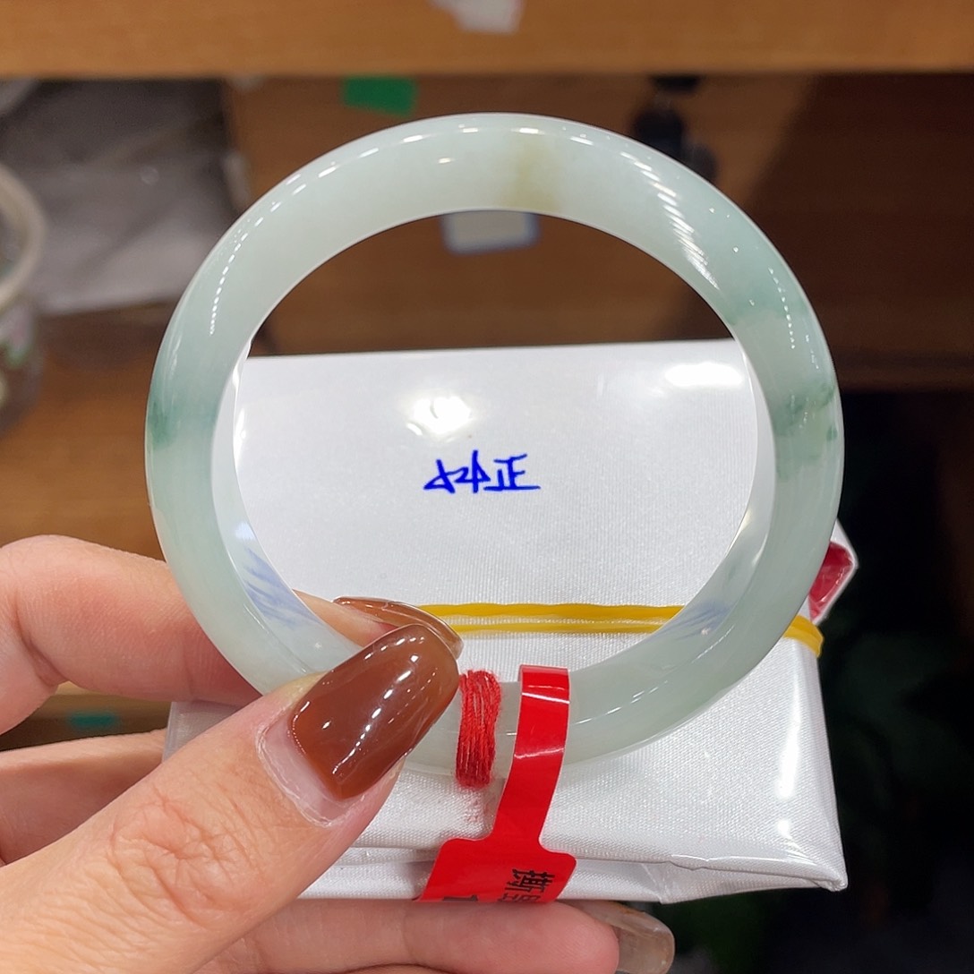 翡翠手镯未镶嵌天然翡翠