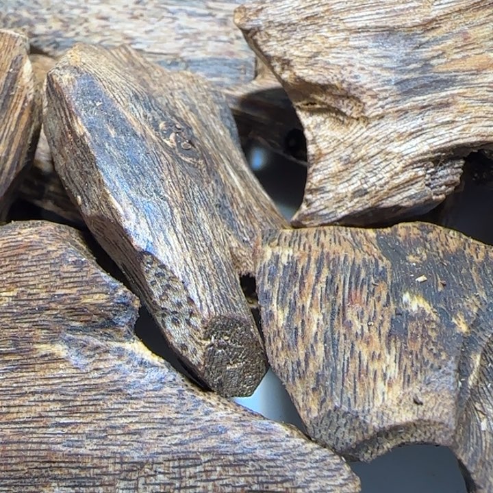 沉香手把件海南老白棋块料100克