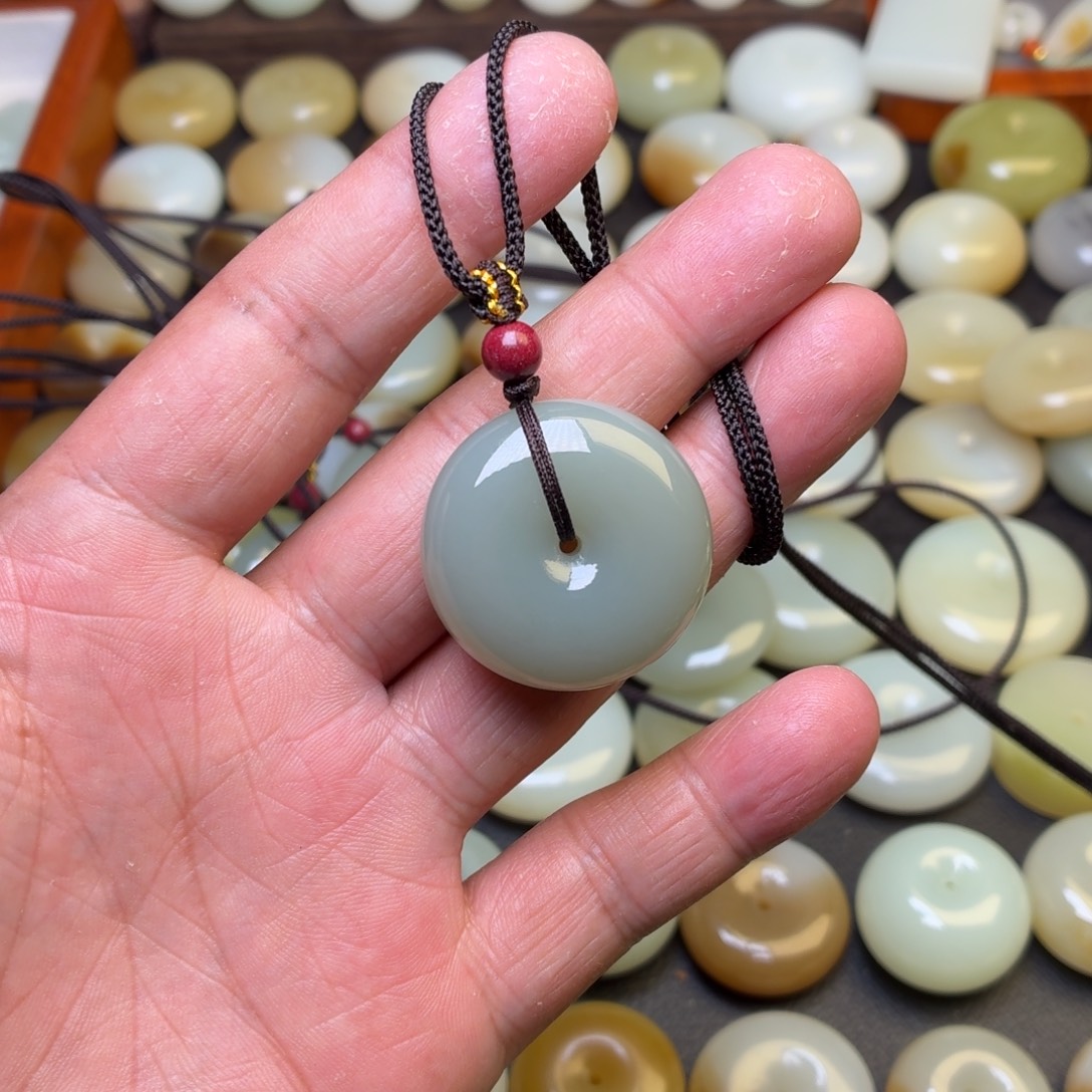 h***z和田玉未镶嵌颈饰