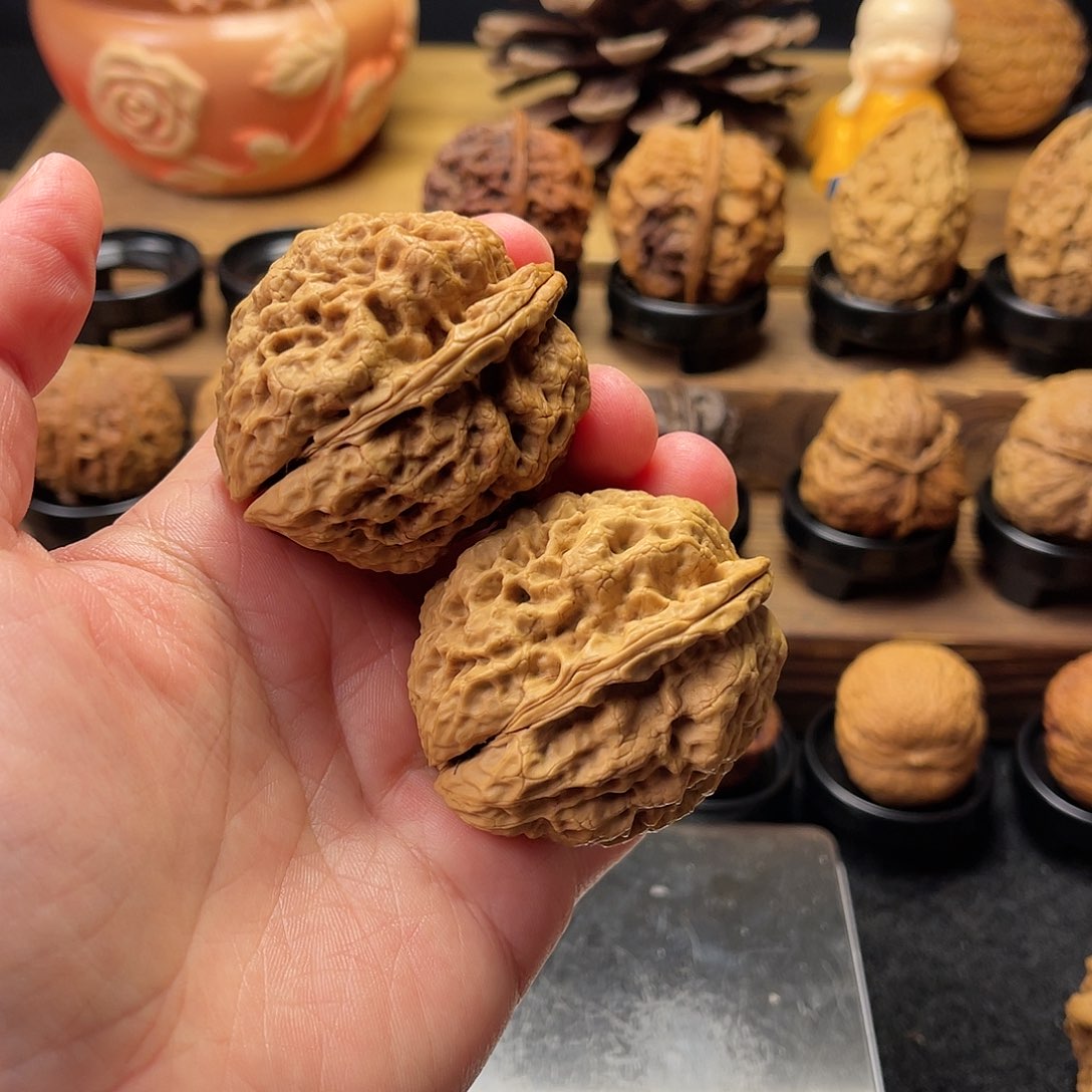 文玩核桃把件拿***力饕餮66克