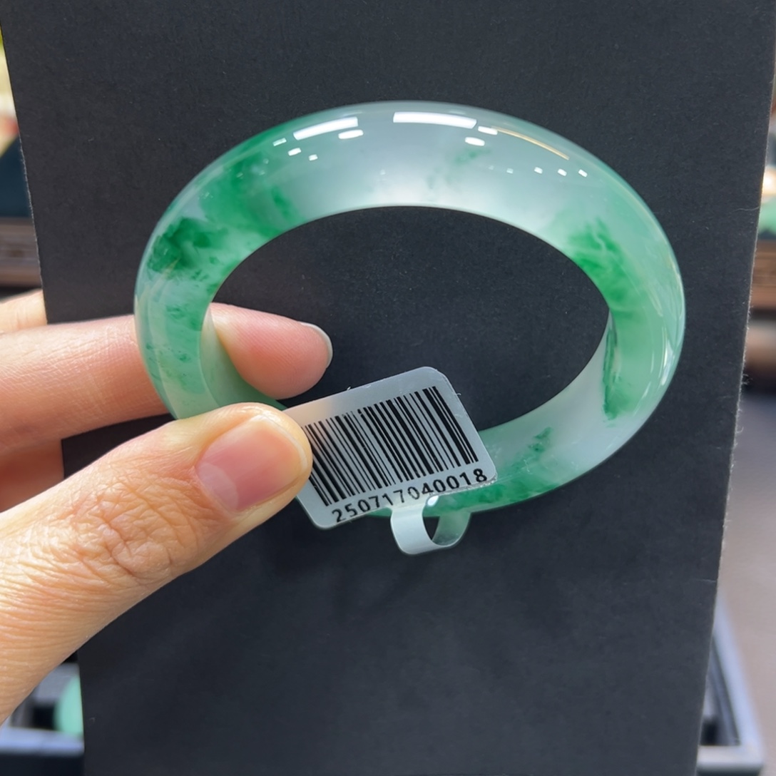 性***蟆石英质玉未镶嵌手镯