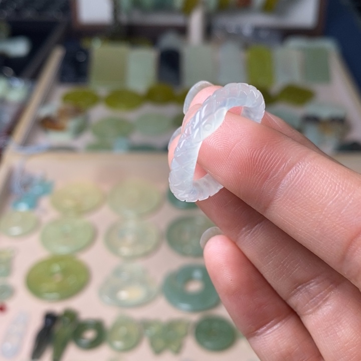 蛇纹石玉颈饰未镶嵌