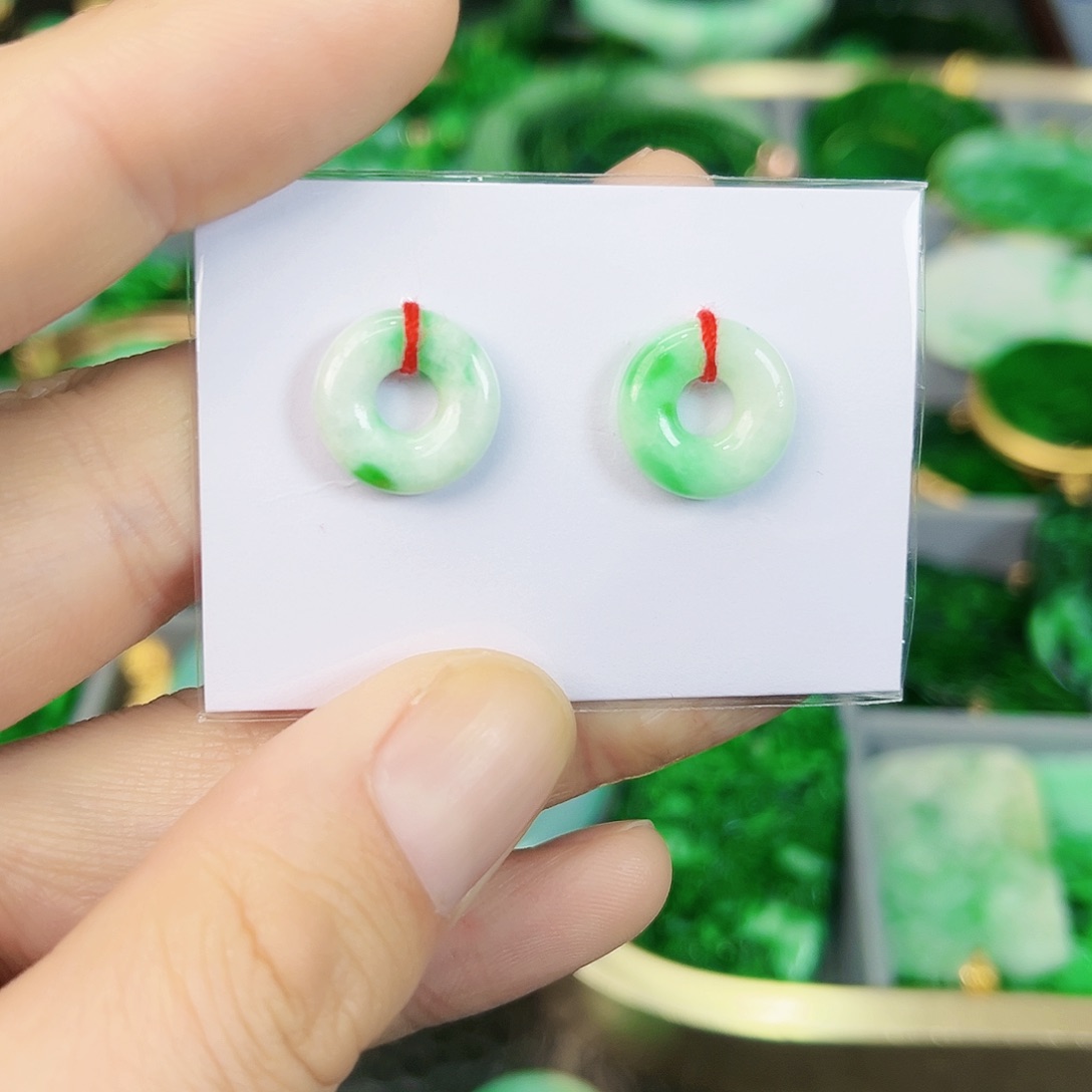 翡翠颈饰未镶嵌耳饰多样性