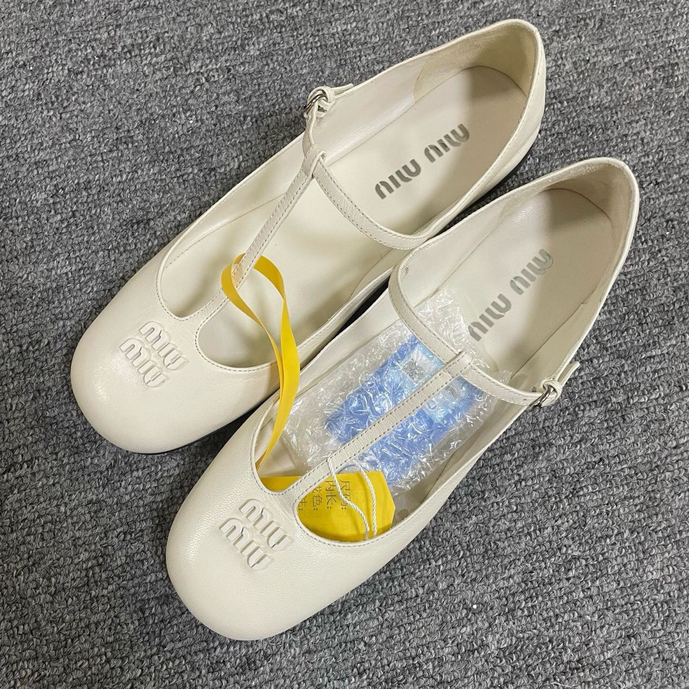 99新 MIU MIU/缪缪 圆头平底休闲单鞋  37码/12883