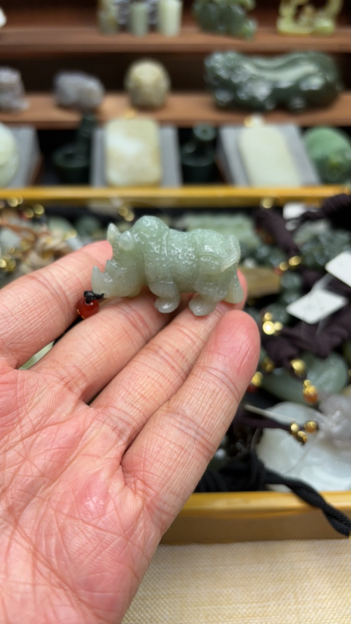 保真和田玉犀牛时尚吊坠百搭精雕拍一发一手工精致气质