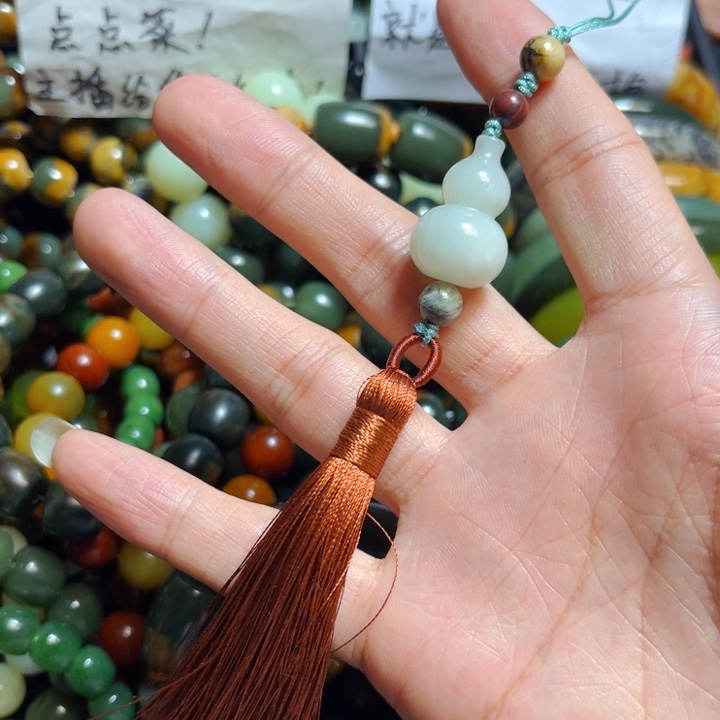 蛇纹石玉颈饰合金