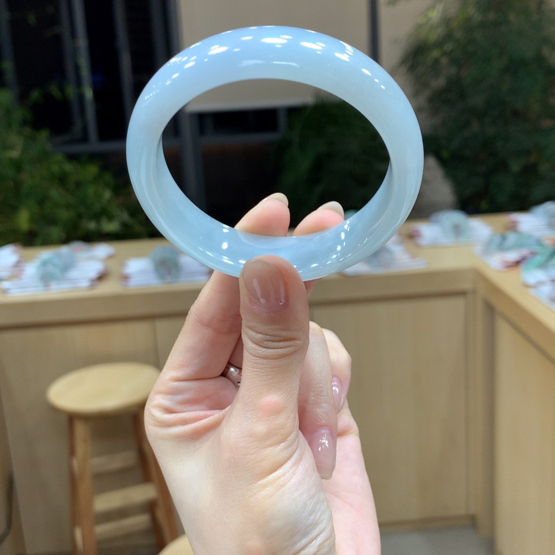 翡翠手镯未镶嵌不退不换