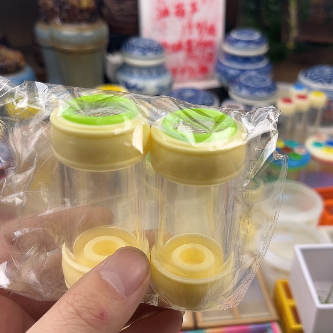 用***7两个绿色小桶带两柬竹