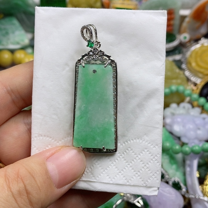 翡翠吊坠(赠链)未镶嵌