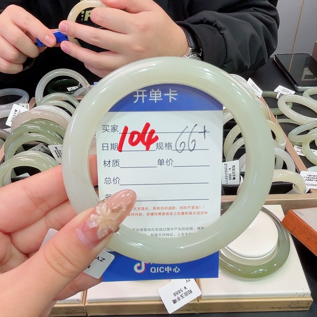 和田玉手镯未镶嵌凡*