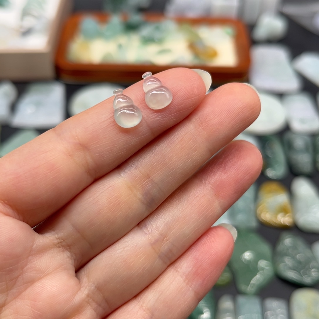 翡翠未镶嵌颈饰葫芦 一对