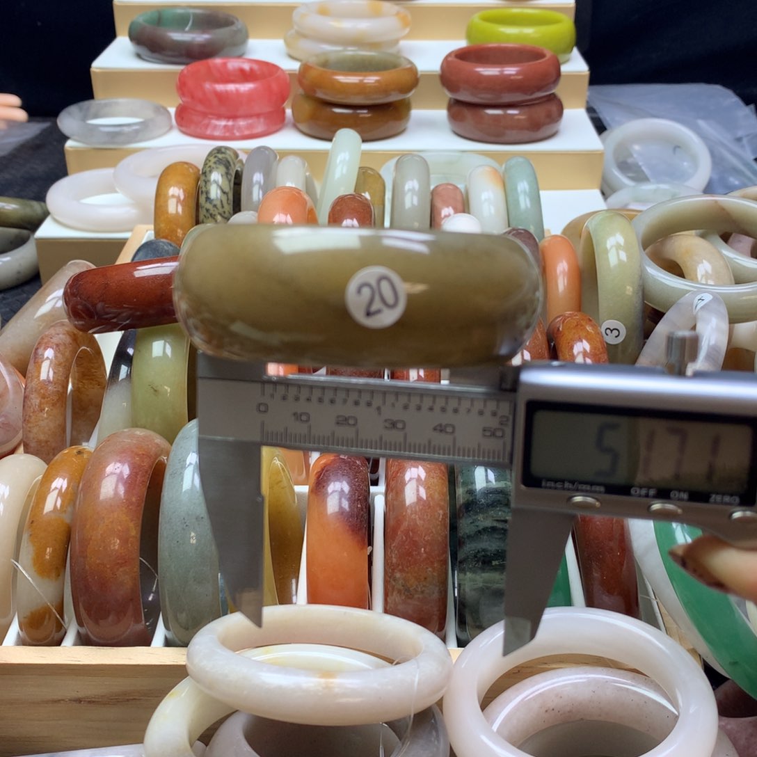 石英质玉手镯未镶嵌