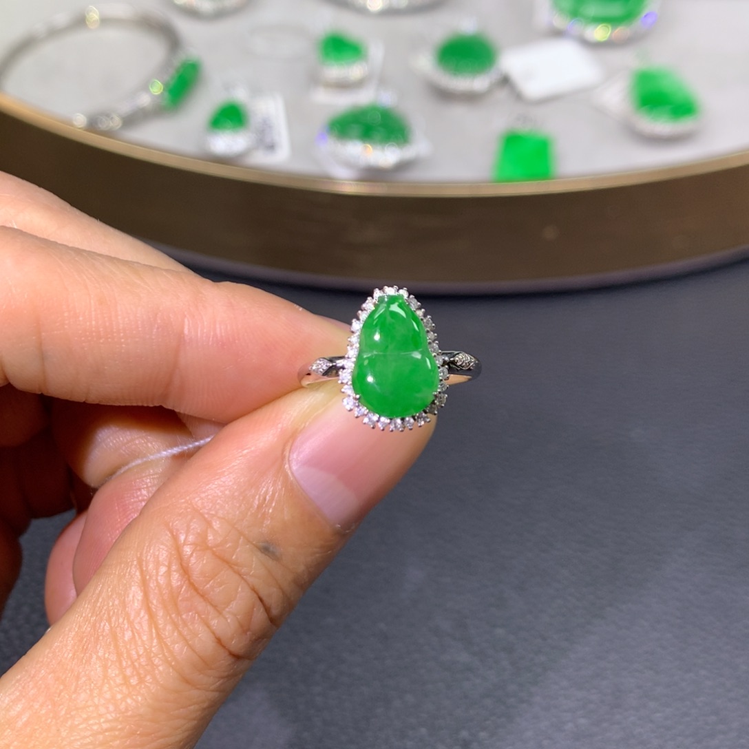 翡翠戒指18K金镶嵌翡翠