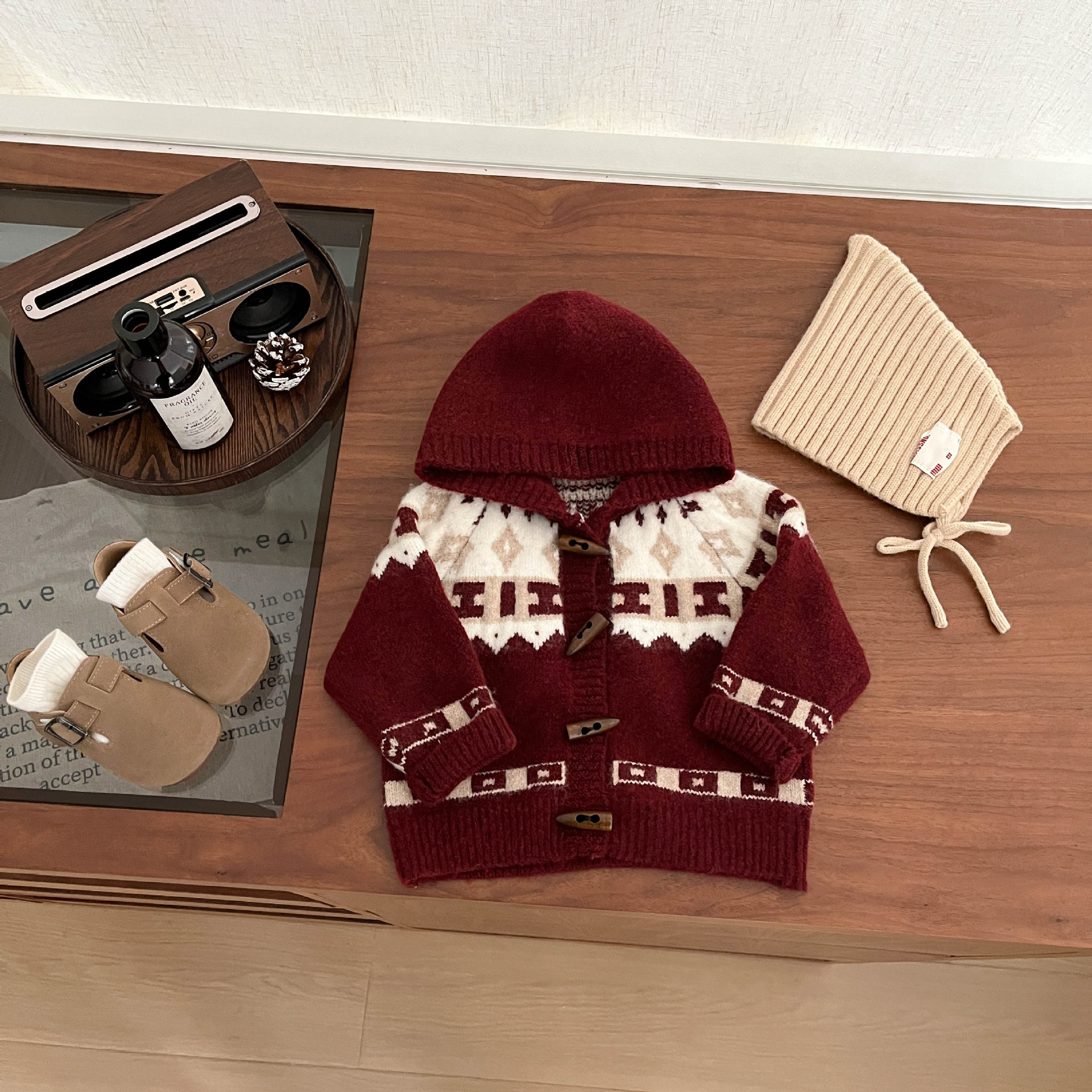 婴儿复古红色费尔岛连帽针织开衫秋冬季宝宝提花加厚喜庆过年毛衣