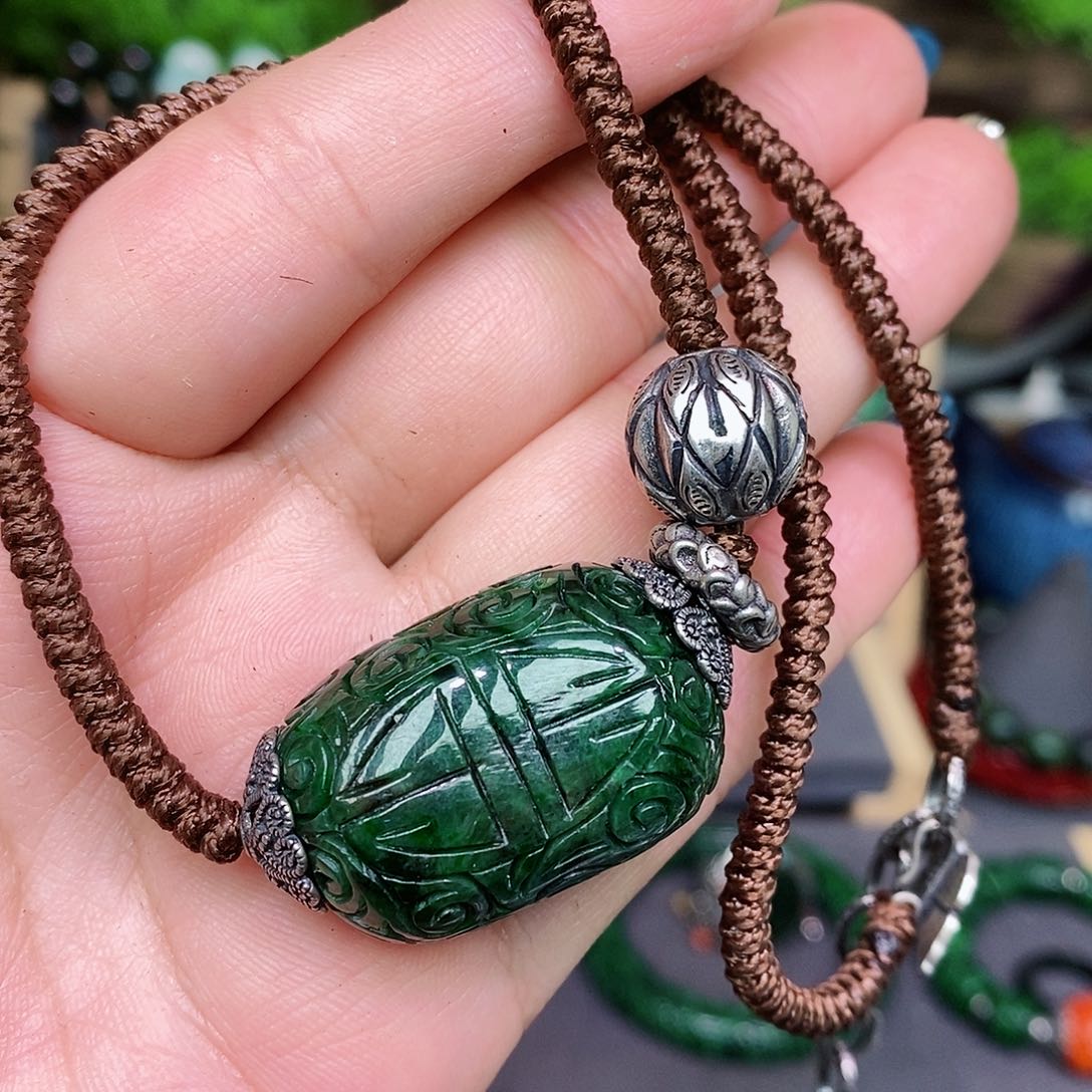 翡翠颈饰未镶嵌漂亮美眉