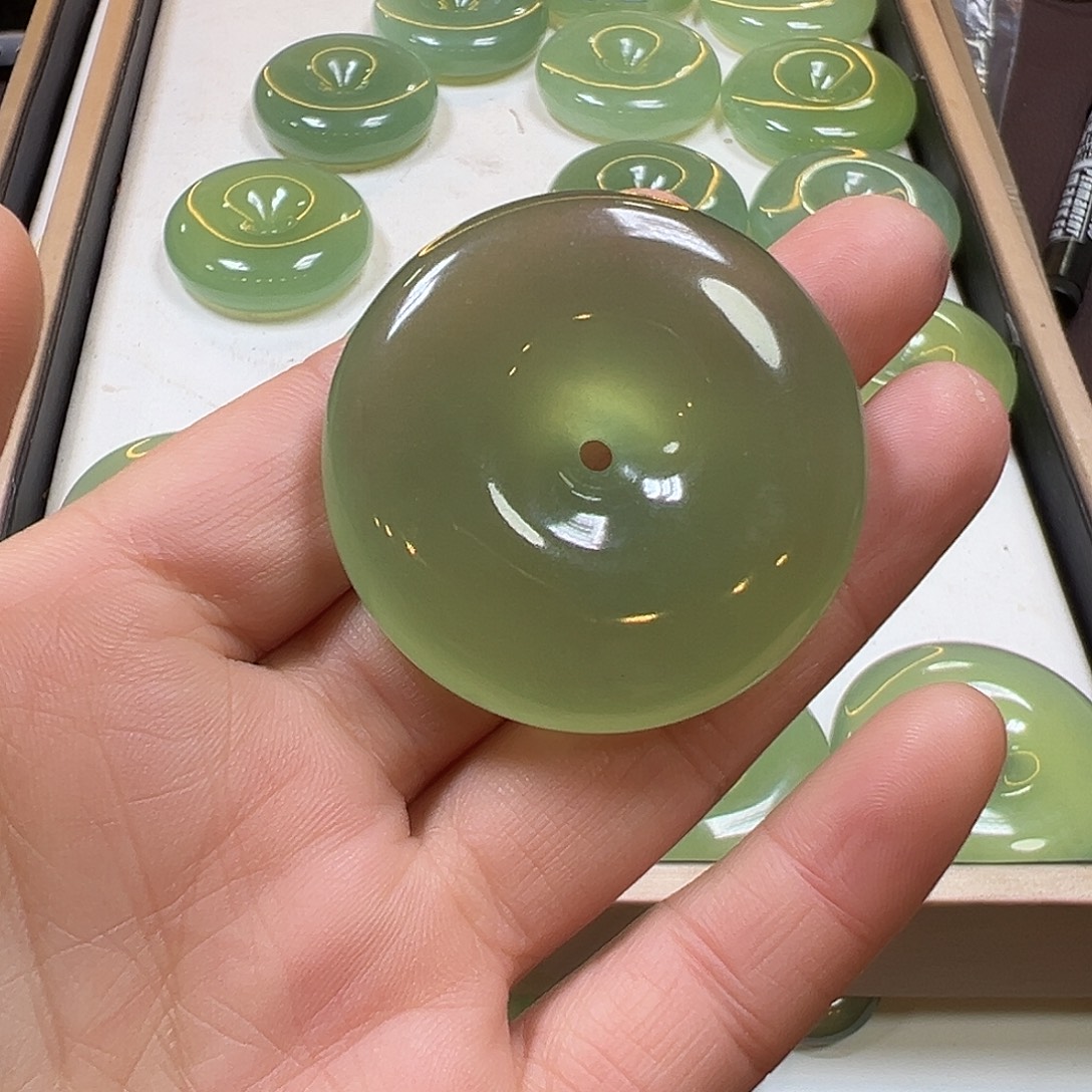 春***源蛇纹石玉未镶嵌吊坠