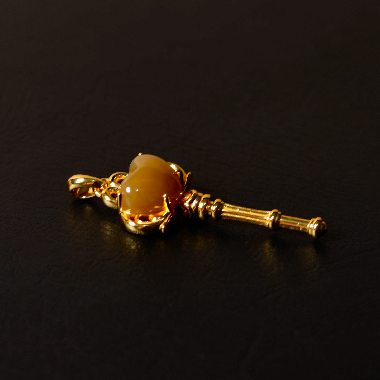 新品天然新疆和田玉糖料爱心蛋面吊坠女款925银镶嵌时尚玉石挂件