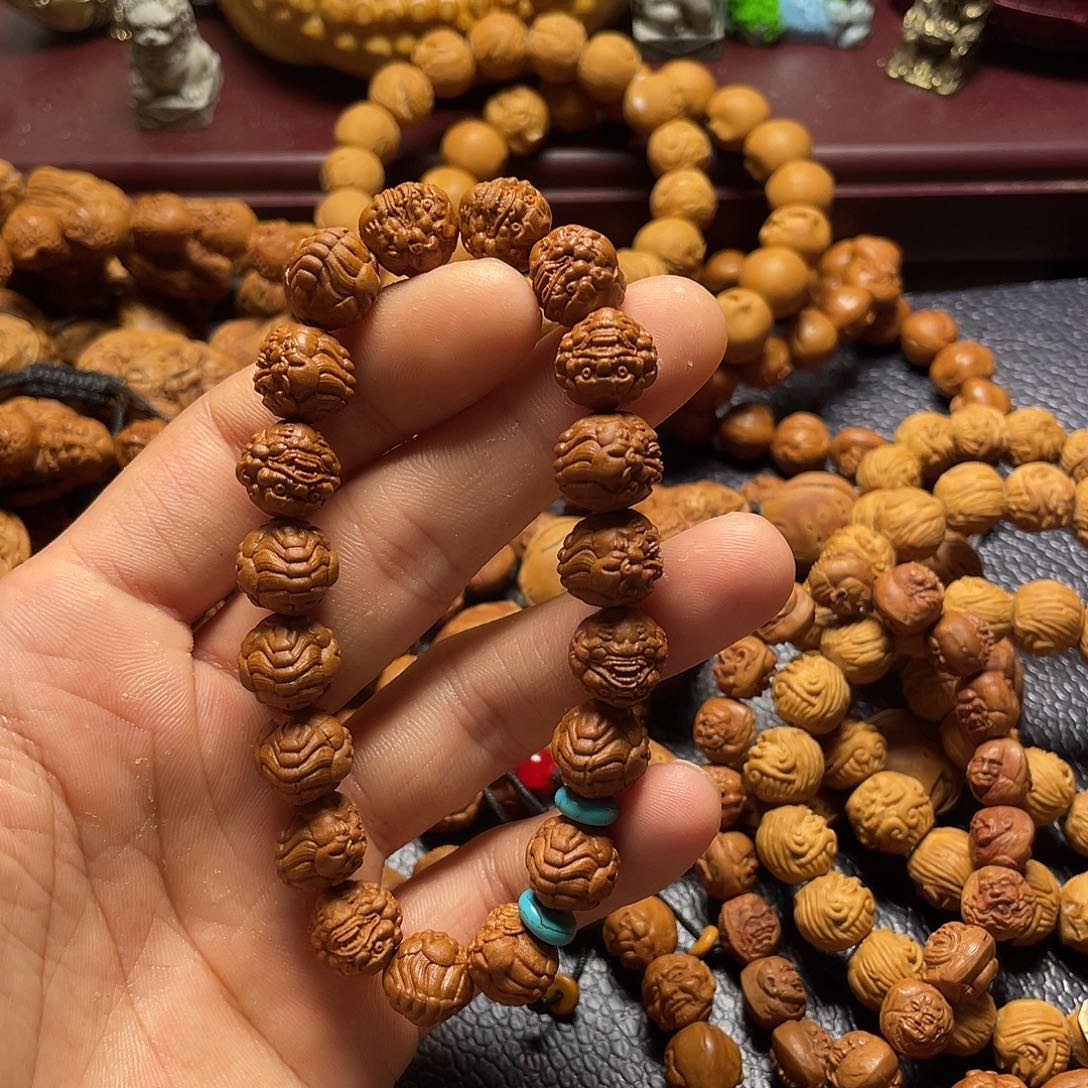 龙纹桃核雕刻唐狮