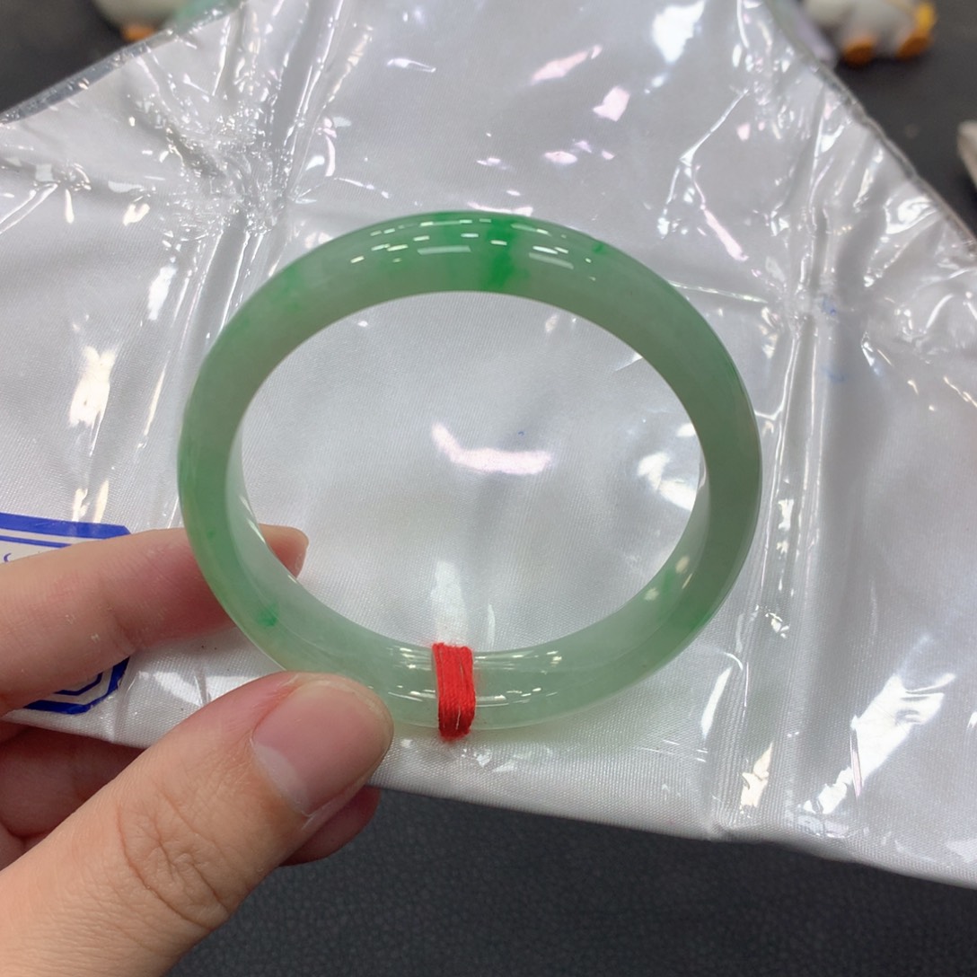 翡翠手镯未镶嵌翡翠