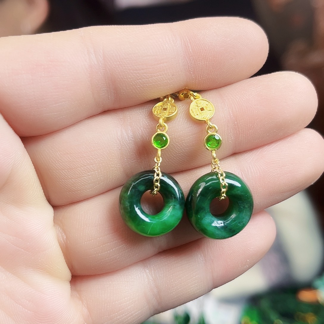 翡翠颈饰未镶嵌耳饰