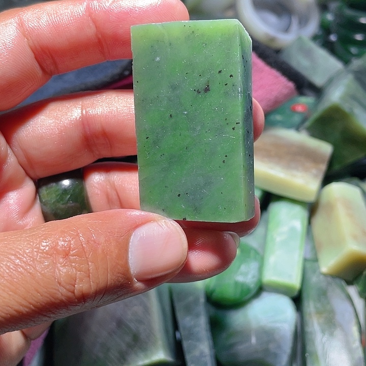 和田玉（碧玉）未镶嵌珠宝奇石