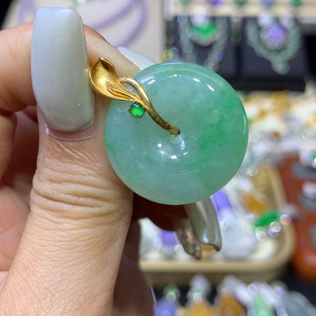 翡翠18K金镶嵌颈饰